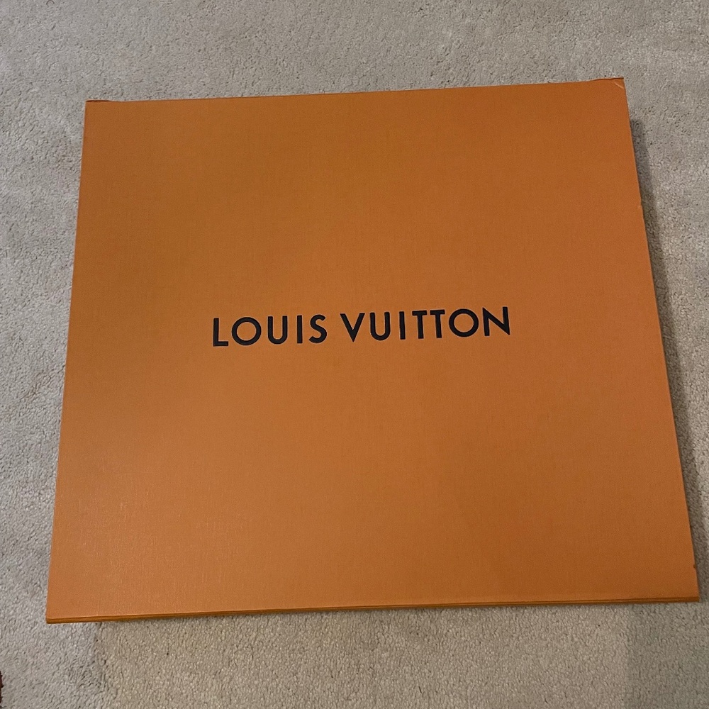 Large black MM Louis Vuitton, hand bag 16.1 x12.6 x 8.7 inches